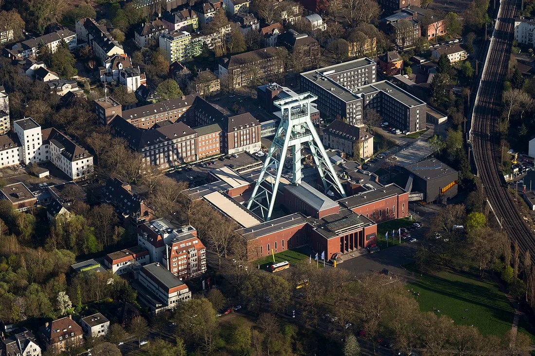 Luftaufnahme des Deutschen Bergbau-Museums in Bochum mit seinem Fördergerüst.