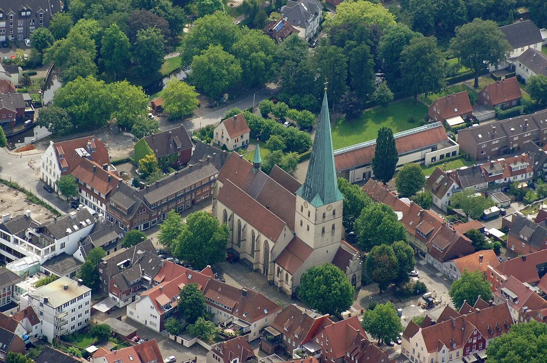 Luftaufnahme der St.-Remigius-Kirche im Zentrum von Borken in Nordrhein-Westfalen.