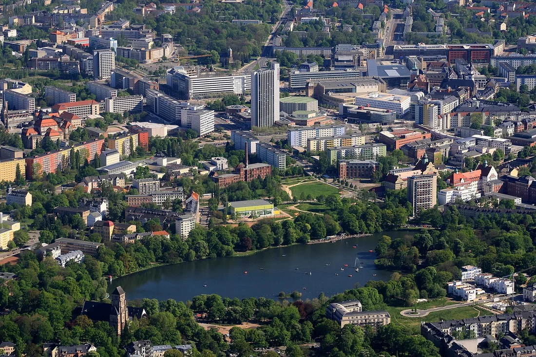 Luftaufnahme von Chemnitz mit dem Schloßteich im Vordergrund.