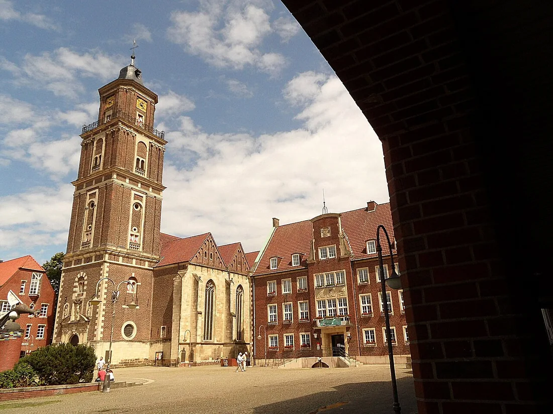 St. Lamberti und das Rathaus am Marktplatz in Coesfeld.