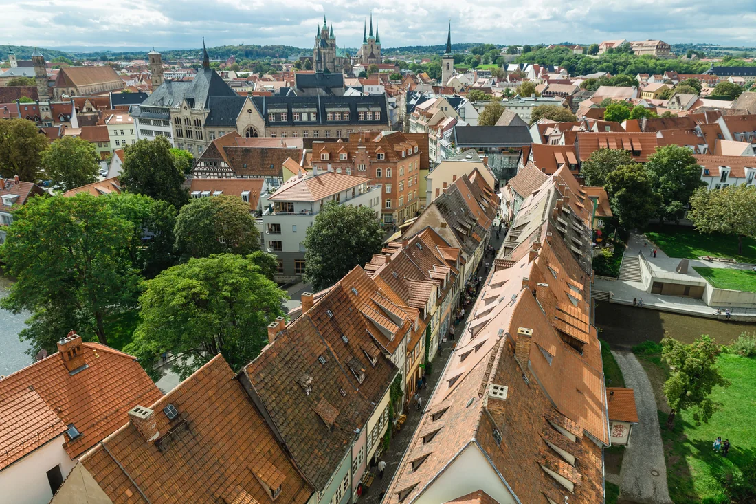 Blick vom Turm der Ägidienkirche über die Krämerbrücke in der Erfurter Altstadt.