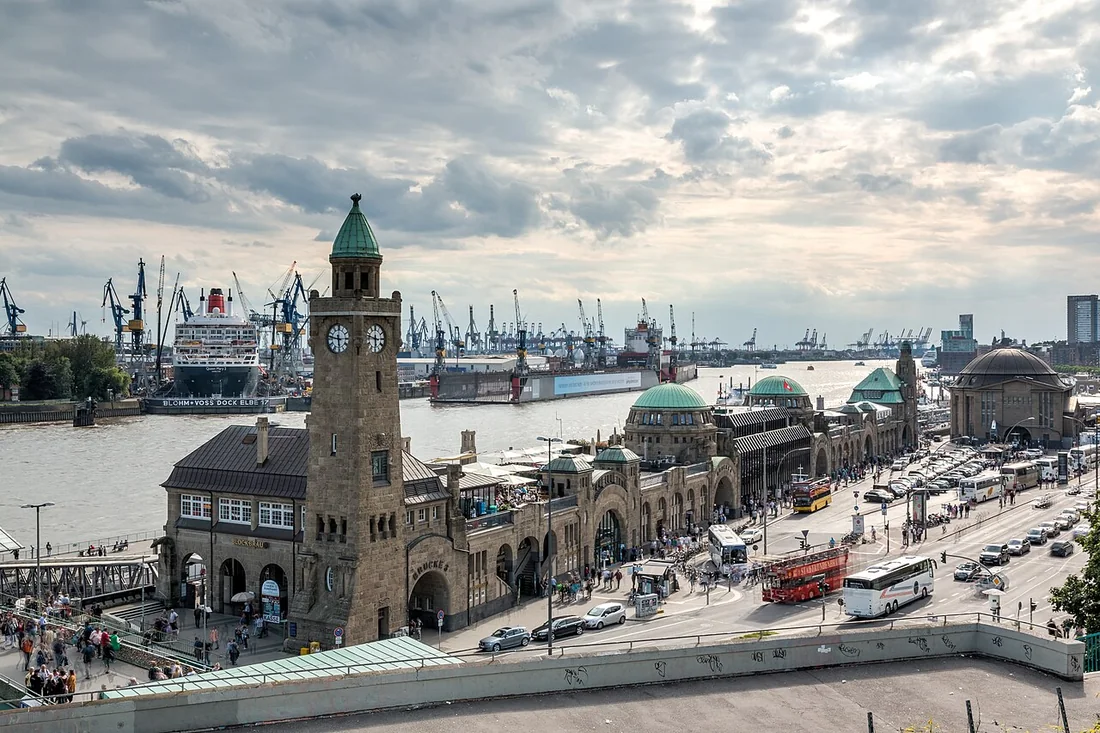 St. Pauli-Landungsbrücken am Hamburger Hafen.
