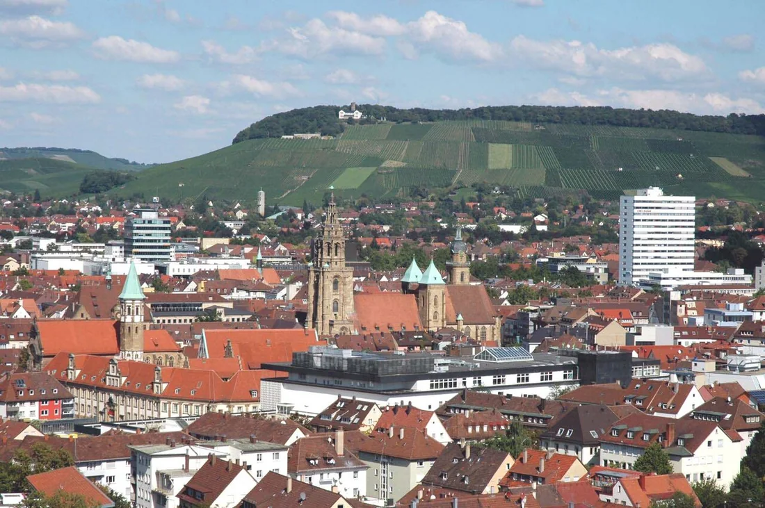 Blick vom Rosenberg-Hochhaus auf die Heilbronner Innenstadt und den Wartberg.