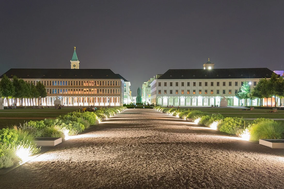 Nächtlicher Blick über den Schlossplatz in Karlsruhe.