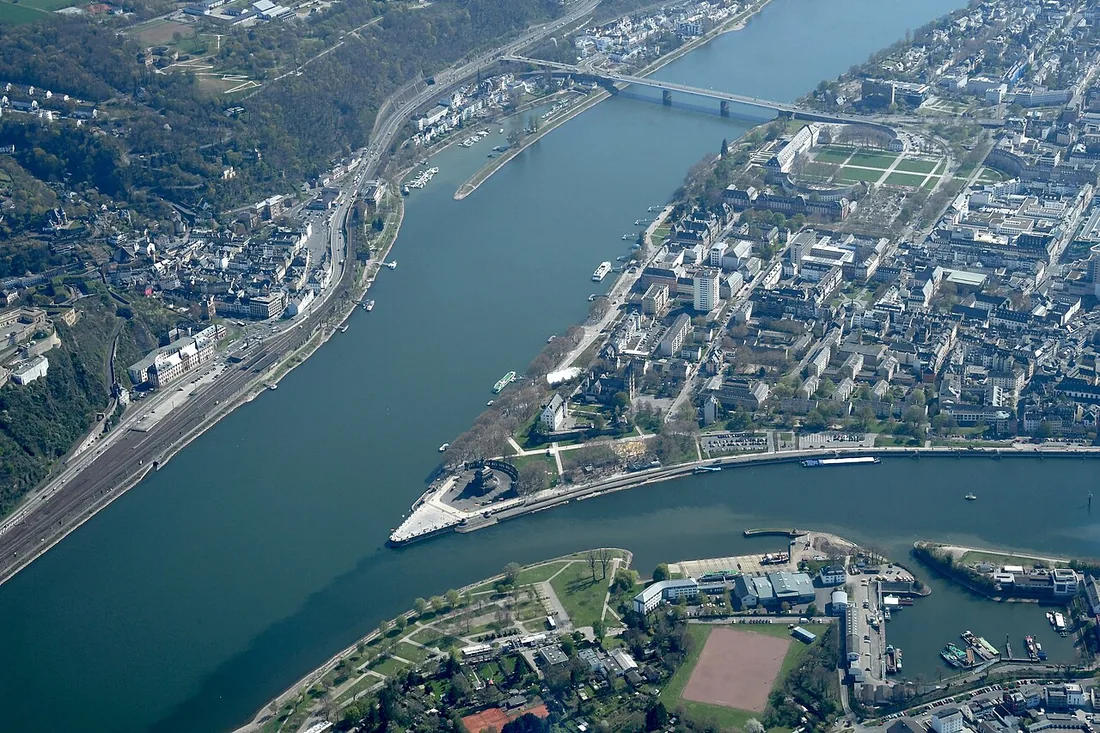 Luftaufnahme des Deutschen Ecks am Zusammenfluss von Rhein und Mosel in Koblenz.