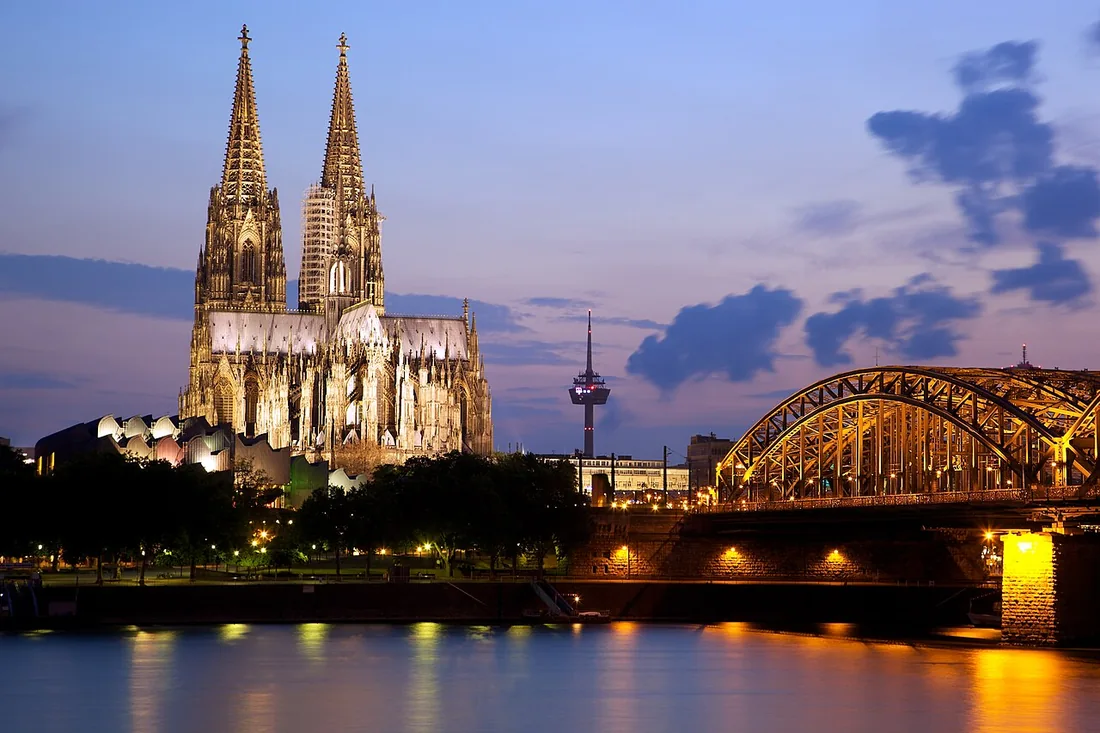 Kölner Dom und Hohenzollernbrücke am Rhein in Köln.