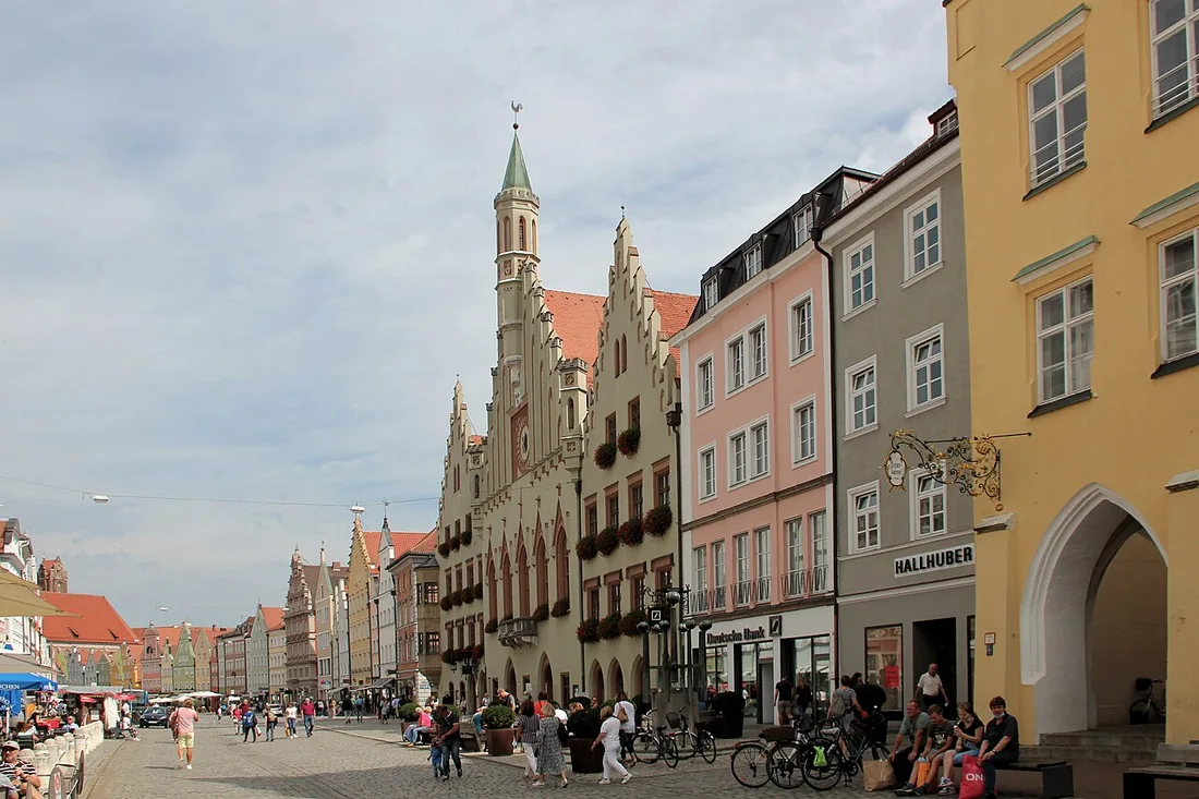 Blick auf die Altstadt mit dem Rathaus in Landshut.