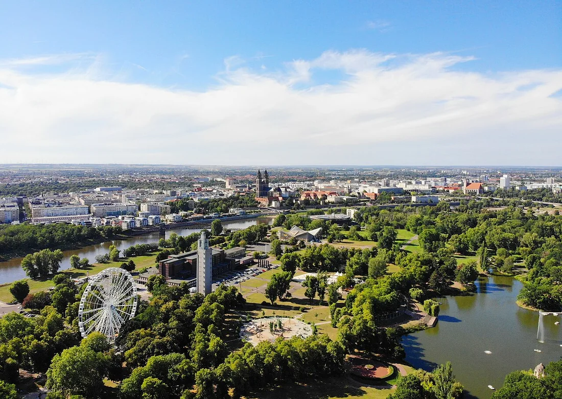 Blick über die Altstadt von Magdeburg mit dem Dom an der Elbe.