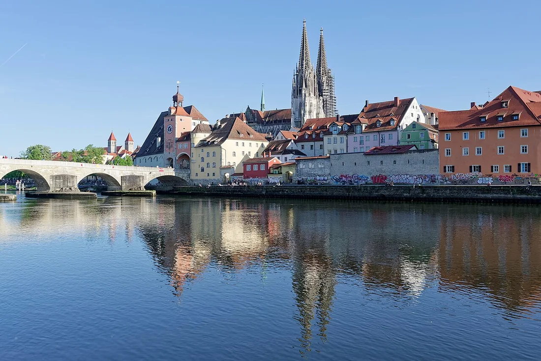 Steinerne Brücke über die Donau mit dem Regensburger Dom im Hintergrund.