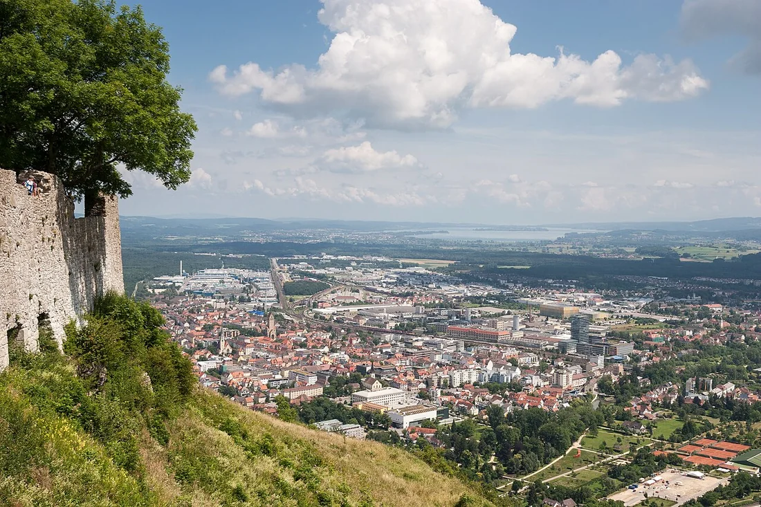 Blick vom Hohentwiel auf die Stadt Singen.