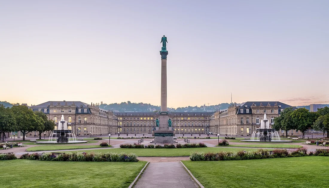 Neues Schloss, Jubiläumssäule und Springbrunnen am Stuttgarter Schlossplatz.