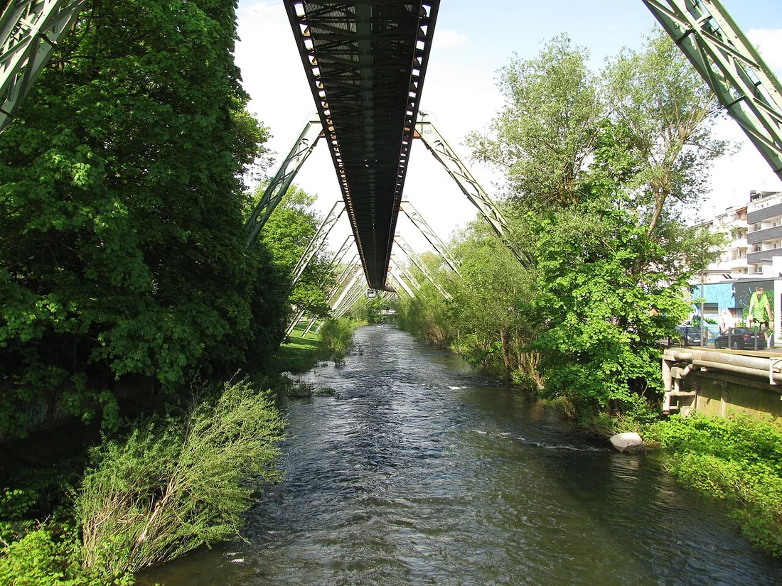 Tragwerk der Schwebebahn über der Wupper in Wuppertal-Oberbarmen.